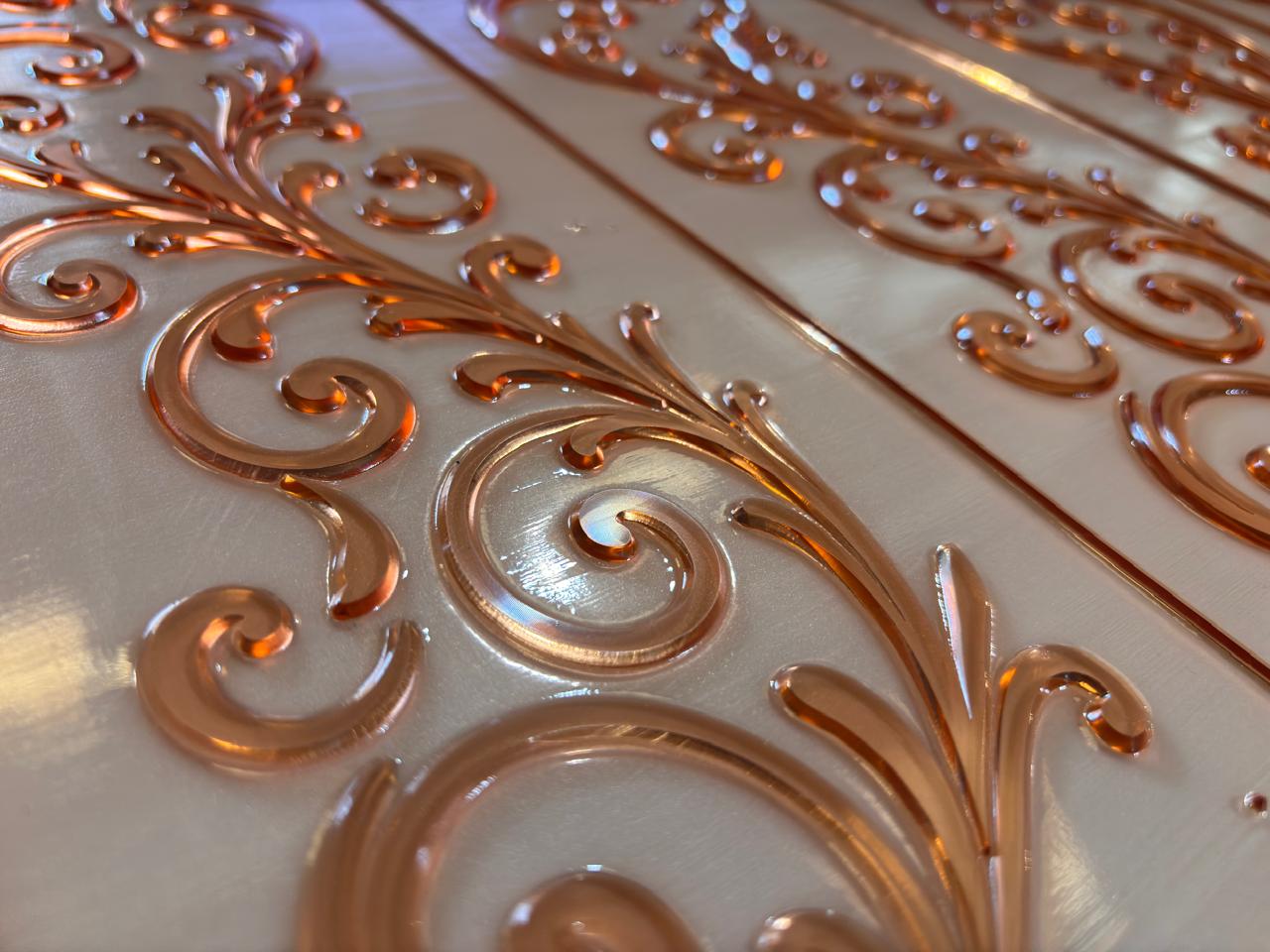 Detalhe dos arabescos em relevo no clichê flexográfico
